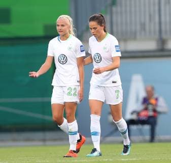 Torjubel nach dem 1-0 durch Pernille Harder (VfL Wolfsburg), rechts Sara Bjoerk Gunnarsdottir (VfL Wolfsburg)