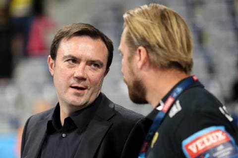 v.li.: Der ehemalige Nationalspieler für Deutschland und Weissrussland Andrej Klimovets im Gespräch mit Oliver Roggisch (Sportlicher Leiter, RNL), Handball, Champions League, Rhein-Neckar Löwen - HC Meshkov Brest,