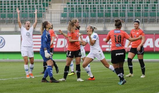 Sport Bilder des Tages CL VfL-Frauen vs Thor Frauenfußball, Champions League, 1. Runde, Rückspiel, VfL Wolfsburg vs Thor KA, Bild zeigt: Jubel über das Tor zum 1:0 durch Pernille Harder (VfL, 22) Wolfsburg