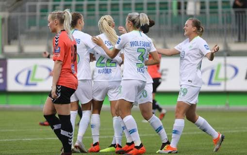 CL VfL-Frauen vs Thor Frauenfußball, Champions League, 1. Runde, Rückspiel, VfL Wolfsburg vs Thor KA, Bild zeigt: Jubel über das Tor zum 1:0 durch Pernille Harder (VfL, 22) Wolfsburg