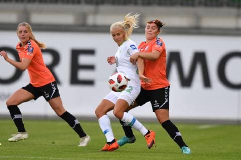 Zweikampf Pernille Harder (Wolfsburg, 22) mit Arna Asgrimsdottir (Thor) (11), Fussball , UWCL Champions League - VFL Wolfsburg - Thor KA,