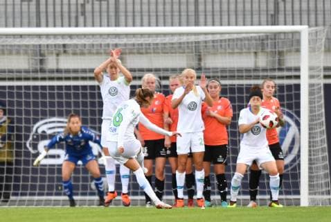 Caroline Graham Hansen (Wolfsburg, 26) schiesst einen Freistoss, Fussball , UWCL Champions League - VFL Wolfsburg - Thor KA,