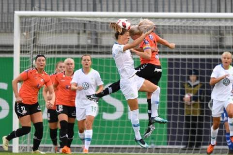 Isländisches Kopfballduell Sara Björk Gunnarsdottir (Wolfsburg, 7) mit Sandra Jessen (Thor AK) (7), Fussball , UWCL Champions League - VFL Wolfsburg - Thor KA,