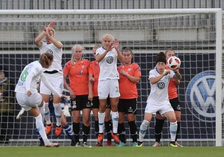 freistoss durch Caroline Graham Hansen (VfL Wolfsburg)