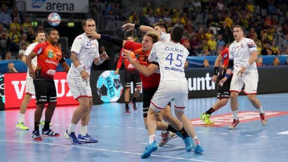 v.li.: Jesper Nielsen (RNL, 36), Darko Dukic (Brest, 45), Zweikampf, Spielszene, Duell, duel, tackle, tackling, Dynamik, Action, Aktion, Handball, Champions League, Rhein-Neckar Löwen - HC Meshkov Brest,
