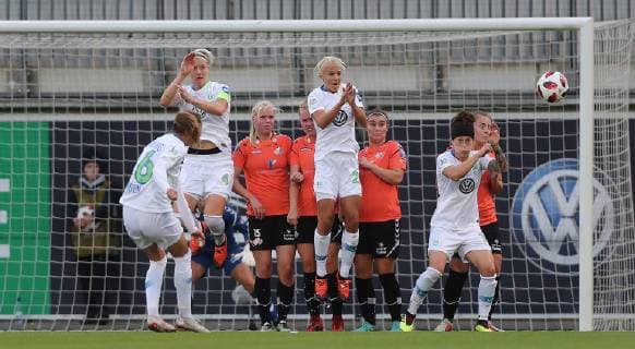 freistoss durch Caroline Graham Hansen (VfL Wolfsburg)