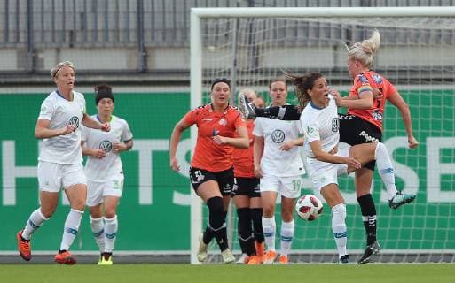 Sara Bjoerk Gunnarsdottir (VfL Wolfsburg) im Duell mit S. Jessen (Thor KA)