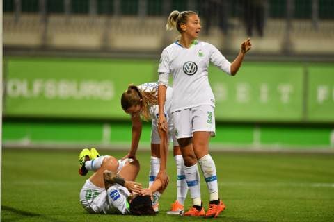 Ella Masar McLeod (Wolfsburg, 30) vor Schmerzen am Boden nach ihrem 2:0 Noelle Maritz (Wolfsburg, 16) und Zsanett Jakabfi (Wolfsburg, 3) sind bei ihr, Fussball , UWCL Champions League - VFL Wolfsburg - Thor KA,