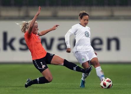 S. Jessen (Thor KA) im Duell mit Babett Peter (VfL Wolfsburg)
