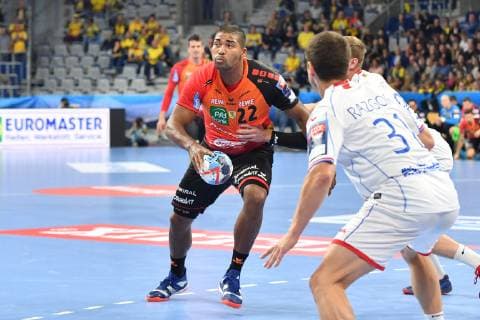 Rhein Neckar Loewen - HC Meshkov Brest Rhein Neckar Loewe Mads Mensah Larsen (Nr.22) hat zwei Gegenspieler vor sich beim Spiel in der Champions League, Rhein Neckar Loewen - HC Meshkov Brest. Mannheim. 26.09.18 Handball Champions League , Mannheim Baden Wuerttemberg Deutschland SAP Arena