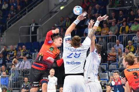 Rhein Neckar Loewen - HC Meshkov Brest Links im Bild Rhein Neckar Loewe Andy Schmid (Nr.2) beim Wurf beim Spiel in der Champions League, Rhein Neckar Loewen - HC Meshkov Brest. Mannheim. 26.09.18 Handball Champions League , Mannheim Baden Wuerttemberg Deutschland SAP Arena