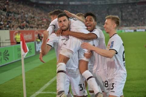 GER, 1.FBL, Fortuna Düsseldorf Duesseldorf vs Bayer 04 Leverkusen 26.09.2018, Merkur Spiel-Arena, Düsseldorf Duesseldorf, GER, 1.FBL, Fortuna Düsseldorf Duesseldorf vs Bayer 04 Leverkusen, DFL regulations prohibit any use of photographs as image sequences and or quasi-video im Bild die Mannschaft von Leverkusen Jubel Freude Emotion Torjubel Torschuetze Kevin Volland ( 31, Bayer 04 Leverkusen) *** GER 1 FBL Fortuna Duesseldorf Duesseldorf vs Bayer 04 Leverkusen 26 09 2018 Merkur Duesseldorf Duesseldorf GER 1 FBL Fortuna Duesseldorf Duesseldorf vs Bayer 04 Leverkusen DFL regulations the team of Leverkusen rejoicing joy DFL regulations prohibit any use of photographs Emotion Torjubel Goalkeeper Kevin Volland 31 Bayer 04 Leverkusen nph Mauelshagen nph00321