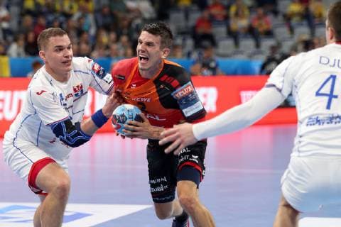 v.li.: Vid Poteko (Brest, 15), Andre Schmid (Andy Schmid, RNL, 2), Zweikampf, Spielszene, Duell, duel, tackle, tackling, Dynamik, Action, Aktion, Handball, Champions League, Rhein-Neckar Löwen - HC Meshkov Brest,