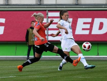 Hulda Bjoerg Hannesdottir (Thor KA, links), Sara Bjoerk Gunnarsdottir (VfL Wolfsburg) DFL regulations prohibit an, use of photographs as image sequences and or quasi-video. Gemaeß den Vorgaben der DFL Deutsche Fussball Liga ist es untersagt, in dem Stadion und oder vom Spiel angefertigte Fotoaufnahmen in Form von Sequenzbildern und oder videoaehnlichen Fotostrecken zu verwerten bzw. verwerten zu lassen.
