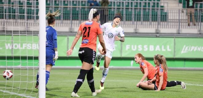 CL VfL-Frauen vs Thor Frauenfußball, Champions League, 1. Runde, Rückspiel, VfL Wolfsburg vs Thor KA, Bild zeigt: Das tat weh: Das Tor zum 2:0 durch Ella Masar (VfL, 30), die danach behandelt werdern muss. Wolfsburg