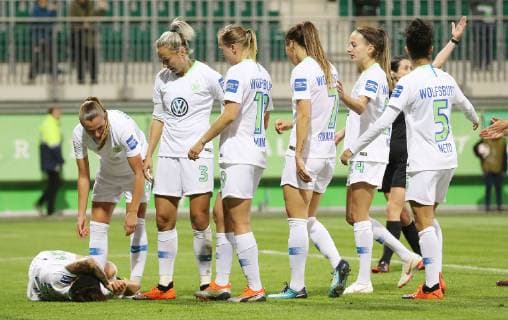 CL VfL-Frauen vs Thor Frauenfußball, Champions League, 1. Runde, Rückspiel, VfL Wolfsburg vs Thor KA, Bild zeigt: Das tat weh: Das Tor zum 2:0 durch Ella Masar (VfL, 30), die danach behandelt werdern muss. Wolfsburg