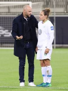 CL VfL-Frauen vs Thor Frauenfußball, Champions League, 1. Runde, Rückspiel, VfL Wolfsburg vs Thor KA, Bild zeigt: VfL-Trainer Stephan Lerch mit Babett Peter (VfL, 8) Wolfsburg