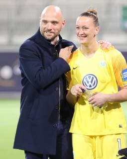 CL VfL-Frauen vs Thor Frauenfußball, Champions League, 1. Runde, Rückspiel, VfL Wolfsburg vs Thor KA, Bild zeigt: VfL-Trainer Stephan Lerch mit Almuth Schult (VfL, 1) Wolfsburg