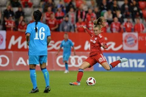 Jill Roord (FC Bayern Muenchen) mit einem Schuss München, Deutschland, 26.09.2018, UEFA Women s Champions League, FC Bayern München - ZFK Spartak Subotica,