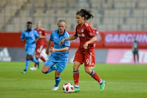 Jovana Damnjanovic (FC Bayern Muenchen) mit Ball am Fuß München, Deutschland, 26.09.2018, UEFA Women s Champions League, FC Bayern München - ZFK Spartak Subotica,