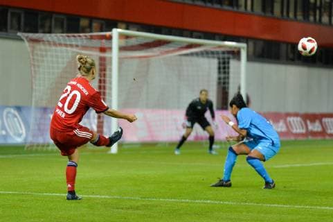 Flanke von Leonie Maier (FC Bayern Muenchen, Leo Maier) München, Deutschland, 26.09.2018, UEFA Women s Champions League, FC Bayern München - ZFK Spartak Subotica,