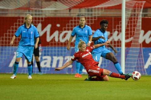Grätsche von Carina Wenninger (FC Bayern Muenchen) München, Deutschland, 26.09.2018, UEFA Women s Champions League, FC Bayern München - ZFK Spartak Subotica,