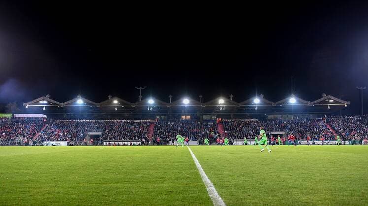 Fußball, Stadiongeschichte SpVgg Unterhaching ausverkauftes Stadion, volle Tribünen, ausverkauft, Fussball, 3. Liga, SpVgg Unterhaching - TSV 1860 München, DFB REGULATIONS PROHIBIT ANY USE OF PHOTOGRAPHS AS IMAGE SEQUENCES AND OR QUASI-VIDEO.