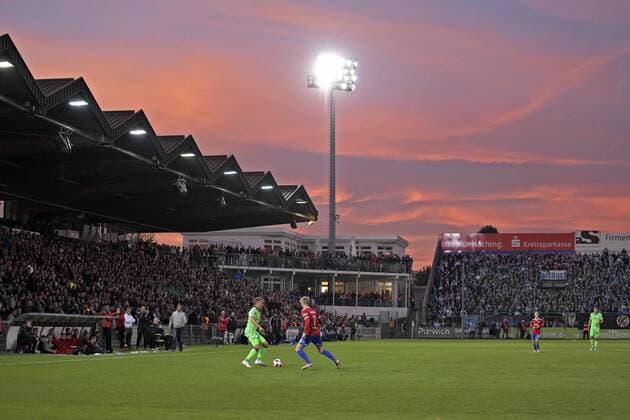 Fußball, Stadiongeschichte SpVgg Unterhaching 26.09.2018, Fussball 3. Bundesliga 2018 2019, 9. Spieltag, SpVgg Unterhaching - TSV 1860 München, im Alpenbauer-Sportpark Unterhaching. Abendrot am Himmel über dem Stadion.