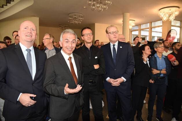 27.09.2018, GER, Frankfurt am Main, Römer UEFA EURO EM Europameisterschaft Fussball 2024 Bürgermeister Uwe Becker, Oberbürgermeister Peter Feldmann, Eintracht Frankfurt Vorstand Fredi Bobic, Sportdezernent Markus Frank schauen gebannt auf den Bildschirm daneben Stadträtin Rosemarie Heilig und Rechtsanwälting Sylvia Schenk DFL regulations prohibit any use of photographs as image sequences and or quasi-video