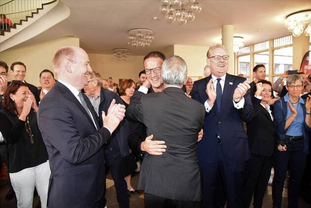 27.09.2018, GER, Frankfurt am Main, Römer UEFA EURO EM Europameisterschaft Fussball 2024 Die Euro geht nach Deutchland Jubel bei Bürgermeister Uwe Becker, Oberbürgermeister Peter Feldmann, Eintracht Frankfurt Vorstand Fredi Bobic, Sportdezernent Markus Frank , Stadträtin Rosemarie Heilig und Rechtsanwälting Sylvia Schenk DFL regulations prohibit any use of photographs as image sequences and or quasi-video