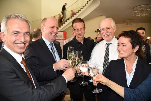 Sport Bilder des Tages 27.09.2018, GER, Frankfurt am Main, Römer UEFA EURO EM Europameisterschaft Fussball 2024 Dei Euro geht nach Deutschland darauf stossen an Oberbürgermeister Peter Feldmann, Bürgermeister Uwe Becker, Eintracht Frankfurt Vorstand Fredi Bobic, Sportdezernent Markus Frank schauen gebannt auf den Bildschirm daneben Stadträtin Rosemarie Heilig DFL regulations prohibit any use of photographs as image sequences and or quasi-video