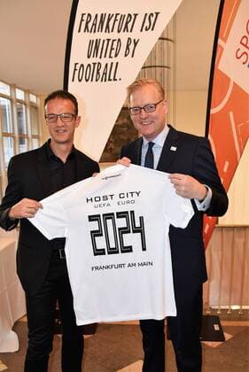 27.09.2018, GER, Frankfurt am Main, Römer UEFA EURO EM Europameisterschaft Fussball 2024 in Deutschland Eintracht Vorstand Fredi Bobic und Sportdezernent Markus Frank mit dem Trikot DFL regulations prohibit any use of photographs as image sequences and or quasi-video