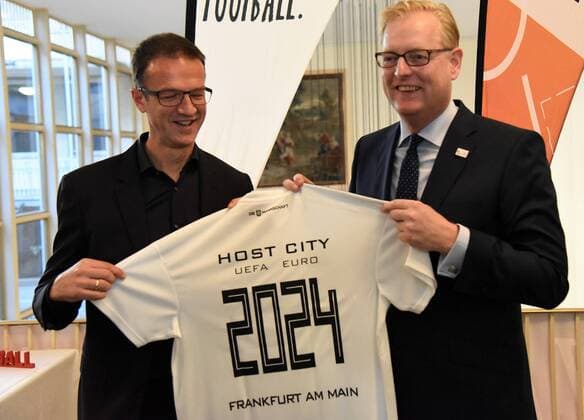 27.09.2018, GER, Frankfurt am Main, Römer UEFA EURO EM Europameisterschaft Fussball 2024 in Deutschland Eintracht Vorstand Fredi Bobic und Sportdezernent Markus Frank mit dem Trikot DFL regulations prohibit any use of photographs as image sequences and or quasi-video