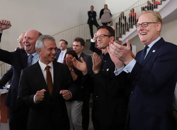 27.09.2018, GER, Frankfurt am Main, Römer UEFA EURO EM Europameisterschaft Fussball 2024 Die Euro geht nach Deutchland Jubel bei Bürgermeister Uwe Becker, Oberbürgermeister Peter Feldmann, Eintracht Frankfurt Vorstand Fredi Bobic, Sportdezernent Markus Frank , DFL regulations prohibit any use of photographs as image sequences and or quasi-video