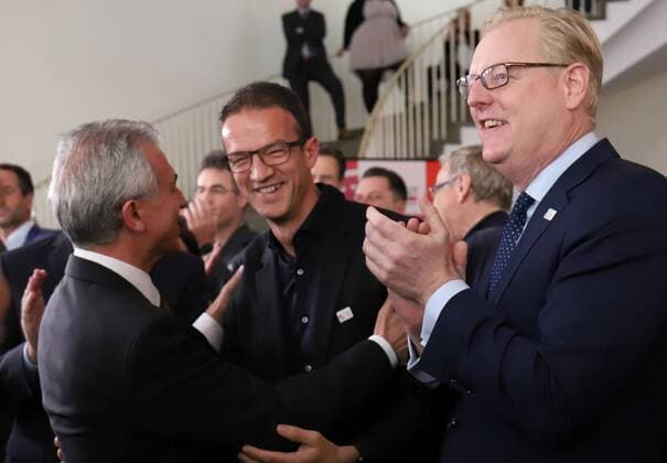 27.09.2018, GER, Frankfurt am Main, Römer UEFA EURO EM Europameisterschaft Fussball 2024 Die Euro geht nach Deutchland Jubel bei Oberbürgermeister Peter Feldmann, Eintracht Frankfurt Vorstand Fredi Bobic, Sportdezernent Markus Frank , DFL regulations prohibit any use of photographs as image sequences and or quasi-video