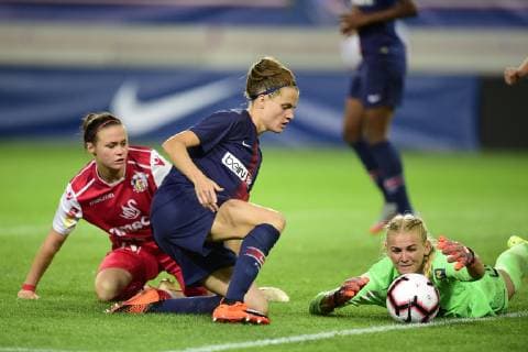 Fußball, Damen, CL, Paris Saint Germain - Sankt Pölten Spratzern Irene Paredes (PSG) vs Hilde Gunn Olsen (St Polten) FOOTBALL : PSG vs FSK Sankt Polten Spratzern - UEFA ligue des champions feminine - 27 09 2018 JBAutissier Panoramic 