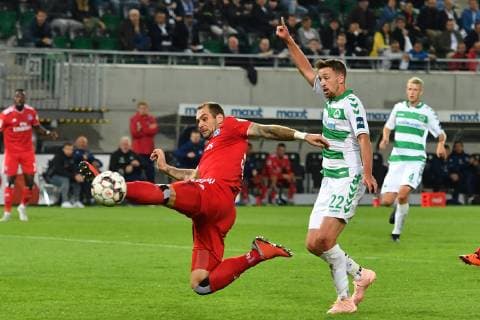 Pierre Michel LASOGGA (Hamburger SV) verfehlt kanpp den Ball,Torchance Aktion,Zweikampf gegen Mario MALOCA (Fuerth). Strafraumszene. Fussball 2. Bundesliga SpVgg Greuther Fuerth (FUE)-Hambuger SV (HH) 0-0, 7.Spieltag,Spieltag07,Liga2,Saison 2018 19 am 27.09.2018 SPORTPARK RONHOF THOMAS SOMMER in Fuerth. DFL REGULATIONS PROHIBIT ANY USE OF PHOTOGRAPHS AS IMAGE SEQUENCES AND OR QUASI-VIDEO.