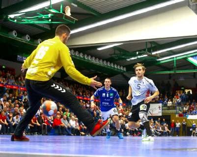 Per Siebenmeter überwindet Marten Franke (Emsdetten) Torhüter Eric Töpfer (Aue) Handball 2.Liga 2018 19 EHV Aue - TV Emsdetten am 28.9.2018 EHV Aue - TV Emsdetten