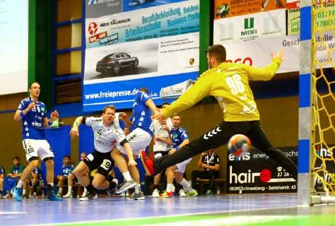 Merten Krings (Emsdetten, 2.v.l.) überwindet Torhüter Eric Töpfer (Aue) Handball 2.Liga 2018 19 EHV Aue - TV Emsdetten am 28.9.2018 EHV Aue - TV Emsdetten