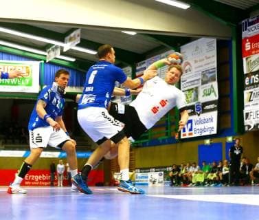 Sprungwurf von Merten Krings (Emsdetten) , daneben Kevin Roch (Aue) Handball 2.Liga 2018 19 EHV Aue - TV Emsdetten am 28.9.2018 EHV Aue - TV Emsdetten