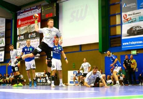 Torwurf von Andre Kropp (Emsdetten) Handball 2.Liga 2018 19 EHV Aue - TV Emsdetten am 28.9.2018 EHV Aue - TV Emsdetten