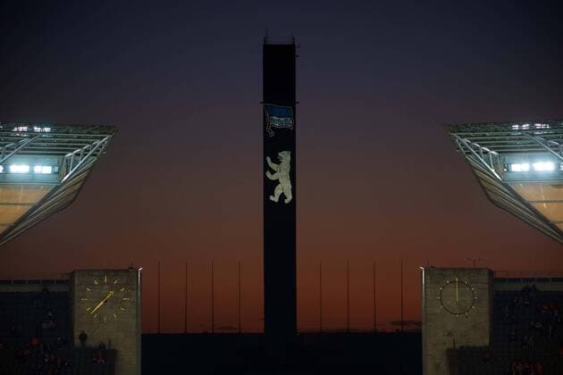 Sport Bilder des Tages Fussball Berlin 29.09.2018 Saison 2018 2018 1. Bundesliga DFL Hertha BSC Berlin - FC Bayern München Beleuchteter Glockenturm mit dem Hertha Logo und dem berliner Bären Olympiapark olympiastadion Sportstätte Gemäß den Vorgaben der DFL Deutsche Fußball Liga ist es untersagt, in dem Stadion und oder vom Spiel angefertigte Fotoaufnahmen in Form von Sequenzbildern und oder videoähnlichen Fotostrecken zu verwerten bzw. verwerten zu lassen. DFL regulations prohibit any use of photographs as image sequences and or quasi-video