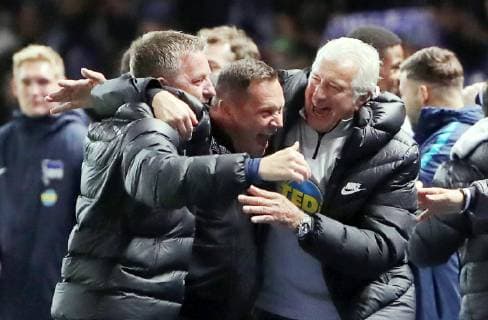 Sport Themen der Woche KW39 Sport Bilder des Tages Co Trainer Rainer Wiedmayer, Trainer Pal Dardai Freude Emotion jubelnd Jubel nach Spielende Schlußpfiff Fußball Fussball DFL Bundesliga Saison 2018 2019 28.09.2018 Hertha BSC Berlin vs. FC Bayern München FCB DFL regulations prohibit any use of photographs as image sequences and or quasi-video. *** Coach Rainer Wiedmayer Coach Pal Dardai Joy Emotion Cheering Jubilation after the game Final whistle Sport Football Soccer DFL Bundesliga Season 2018 2019 28 09 2018 Hertha BSC Berlin vs FC Bayern Munich FCB DFL regulations prohibit any use of images as image sequences and or quasi video