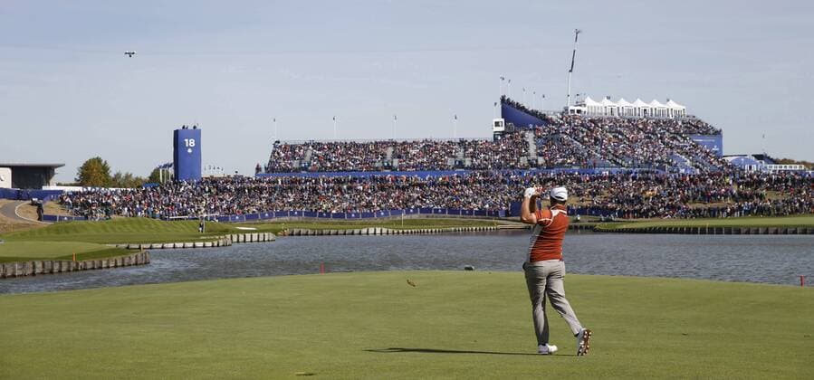 Sport Bilder des Tages Spanish golfer Jon Rahm shots at green 16 during the fourball competition on the second day of the Ryder Cup 2018 at The Golf National in Guyancourt, near Paris, France, 29 September 2018. The Ryder Cup 2018 runs from 25 to 30 September. Ryder Cup 2018 !ACHTUNG: NUR REDAKTIONELLE NUTZUNG!  Copyright: xLUISxTEJIDOx GRAF5844 20180929-636738282983625659