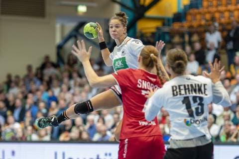 Emily Bölk 20 (Deutschland) beim Wurf waehrend der Begegnung im Laenderspiel zwischen Deutschland und Russland in der Anhalt-Arena am 29. September 2018 in Dessau, Sachsen Anhalt, Deutschland ( HB-LS-D Deutschland - Russland Copyright: xHartmutxBoesenerx xEibner-Pressefotox EP_hbr