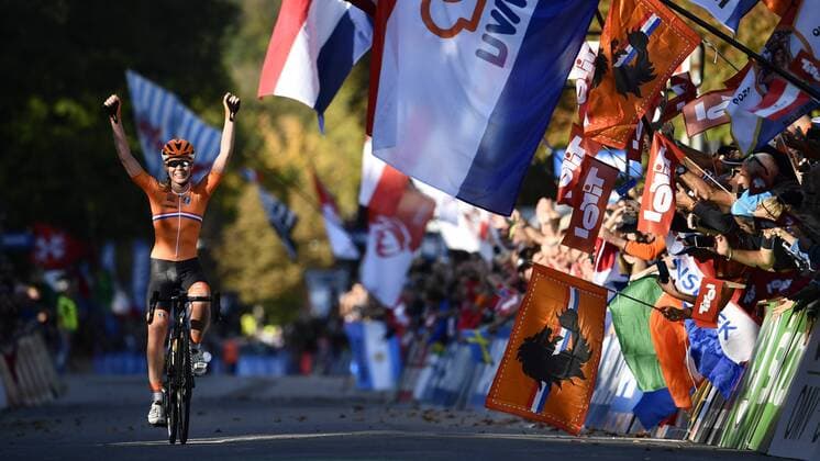 Sport Themen der Woche KW39 Sport Bilder des Tages Dutch Anna van der Breggen celebrates after winning the women elite road race the 2018 UCI Road World Championships Cycling in Innsbruck, Tirol, Austria, Saturday 29 September 2018. This year s Worlds are taking place from 22 to 30 September. ERICxLALMAND  x05436403x