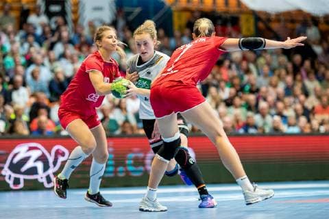 Maren Weigel 22 (Deutschland) im Duell mit Daria Dmitrieva 7 (Russland) waehrend der Begegnung im Laenderspiel zwischen Deutschland und Russland in der Anhalt-Arena am 29. September 2018 in Dessau, Sachsen Anhalt, Deutschland ( HB-LS-D Deutschland - Russland Copyright: xEIBNER HartmutxBoesenerx EP_HBR