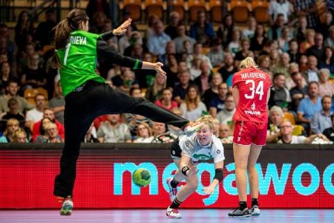 Amelie Berger 3 (Deutschland) beim Wurf mit Elizaveta Malashenko 34 (Russland) waehrend der Begegnung im Laenderspiel zwischen Deutschland und Russland in der Anhalt-Arena am 29. September 2018 in Dessau, Sachsen Anhalt, Deutschland ( HB-LS-D Deutschland - Russland Copyright: xEIBNER HartmutxBoesenerx EP_HBR