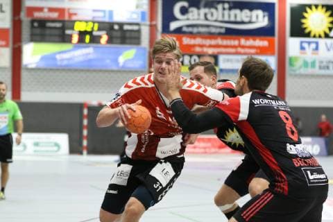 Dadi Runarsson (VfL Luebeck-Schwartau 31) gegen Marian Orlowski (TuS N-Luebbecke 29)(hinten) und Jens Bechtloff (TuS N-Luebbecke 8)(vorne), TuS N-Luebbecke vs VfL Luebeck-Schwartau, Handball, 2. Bundesliga, 29.09.2018, TuS N-Luebbecke vs VfL Luebeck-Schwartau, Handball, 2. Bundesliga, 29.09.2018 Luebbecke Copyright: xEIBNER JanxStrohdiekx EP_JSK