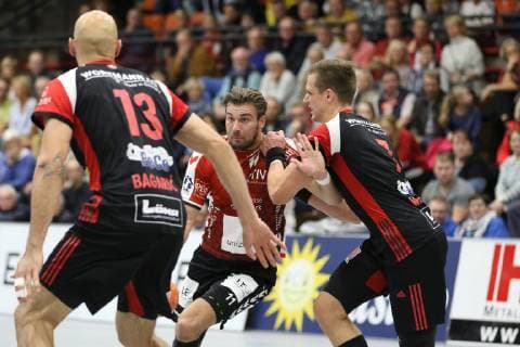 Markus Hansen (VfL Luebeck-Schwartau 11) gegen Patryk Walczak (TuS N-Luebbecke 7)(rechts) und Marko Bagaric (TuS N-Luebbecke 13)(vorne) , TuS N-Luebbecke vs VfL Luebeck-Schwartau, Handball, 2. Bundesliga, 29.09.2018, TuS N-Luebbecke vs VfL Luebeck-Schwartau, Handball, 2. Bundesliga, 29.09.2018 Luebbecke Copyright: xEIBNER JanxStrohdiekx EP_JSK